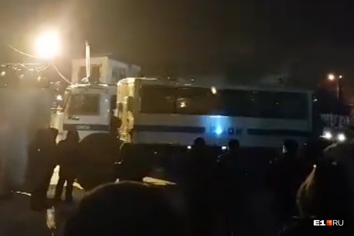 На территорию телебашни заезжает ОМОН На территорию телебашни заезжает ОМОН