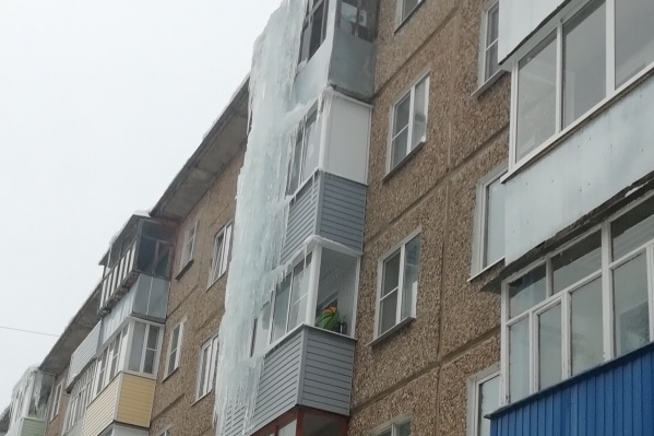 Глыба может рухнуть вместе с балконами Глыба может рухнуть вместе с балконами