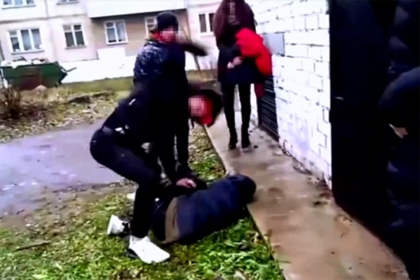 Подростка пинали ногами, а девочка снимала видео на телефон Подростка пинали ногами, а девочка снимала видео на телефон
