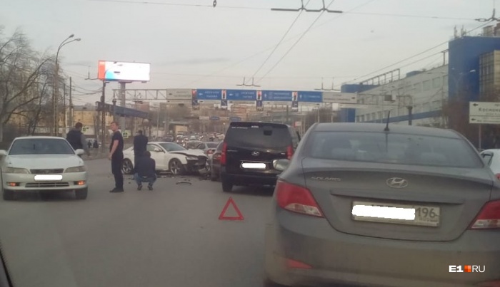 Водитель белой Audi при обгоне выехал на встречную полосу Водитель белой Audi при обгоне выехал на встречную полосу