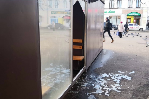 Модной остановке выбили стекло Модной остановке выбили стекло