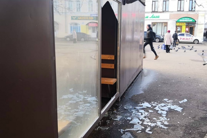 Модной остановке выбили стекло Модной остановке выбили стекло