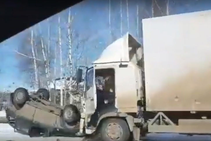 Большегруз ни при чем, сказали в ГИБДД, водитель легковушки не справился с управлением Большегруз ни при чем, сказали в ГИБДД, водитель легковушки не справился с управлением
