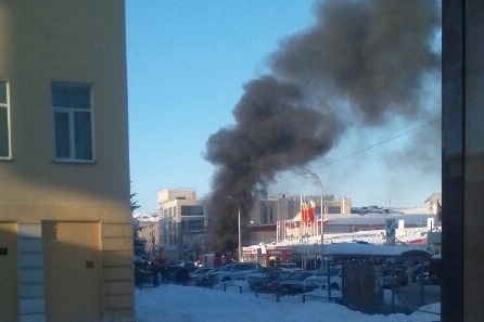 Дым от горящих машин у Центрального рынка Дым от горящих машин у Центрального рынка