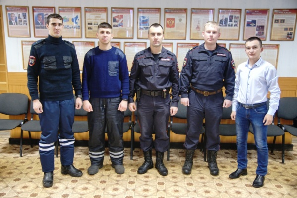 Благодаря своевременным действиям полицейских все жильцы горящего здания были спасены Благодаря своевременным действиям полицейских все жильцы горящего здания были спасены