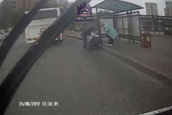 Мама с ребёнком выпали из автобуса, когда он начал движение Мама с ребёнком выпали из автобуса, когда он начал движение