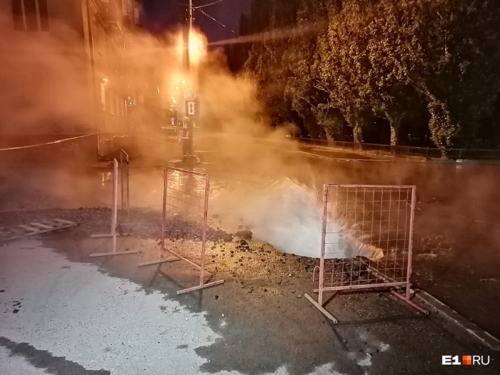 Вот такой горячий фонтан бил минувшей ночью в центре Екатеринбурга, на улице Воеводина Вот такой горячий фонтан бил минувшей ночью в центре Екатеринбурга, на улице Воеводина
