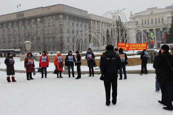 В Первомайском сквере начался пикет дольщиков ЖК «Нарымский квартал» В Первомайском сквере начался пикет дольщиков ЖК «Нарымский квартал»
