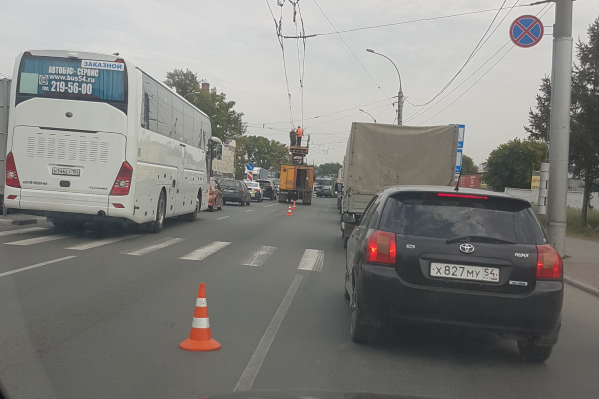 Из-за обрыва проводов собрался значительный затор из машин Из-за обрыва проводов собрался значительный затор из машин