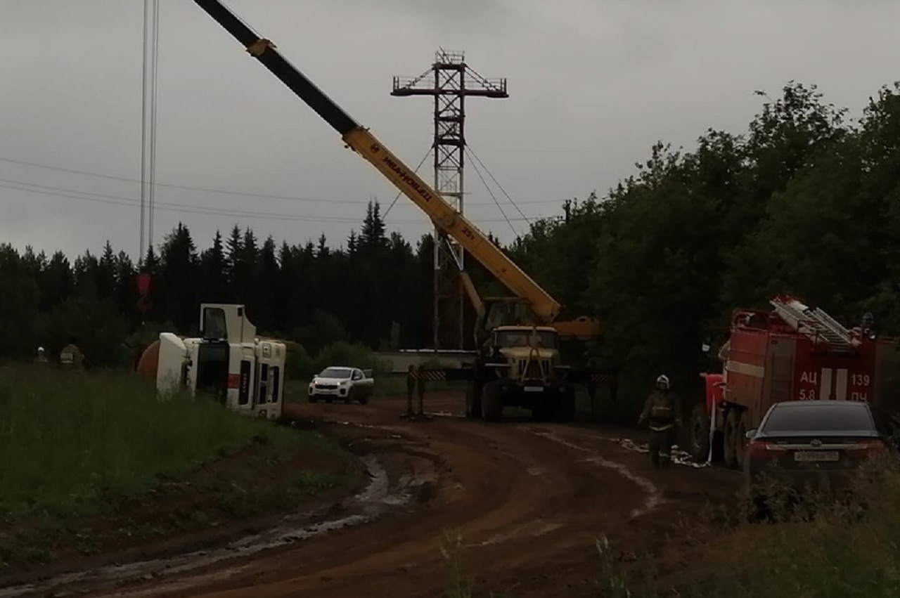 КАМАЗ пытаются поднять при помощи крана КАМАЗ пытаются поднять при помощи крана