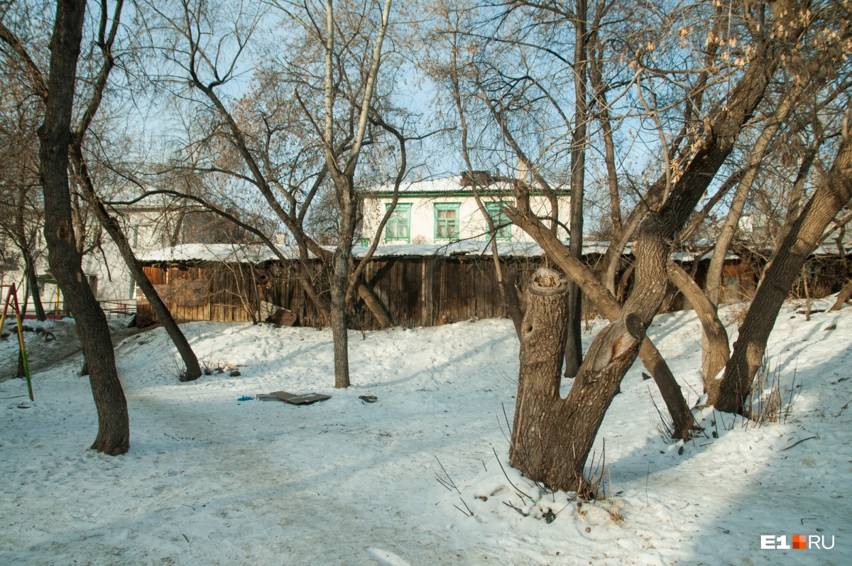 Дом с зелёными наличниками стоит в переулке Курьинском Дом с зелёными наличниками стоит в переулке Курьинском