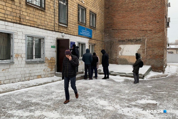 В наркодиспансере Красноярска сегодня люди ждали своей очереди даже на улице В наркодиспансере Красноярска сегодня люди ждали своей очереди даже на улице