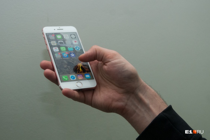Должник утопил iPhone, чтобы не отдавать его приставам, но возвращать 60 тысяч все равно пришлось Должник утопил iPhone, чтобы не отдавать его приставам, но возвращать 60 тысяч все равно пришлось