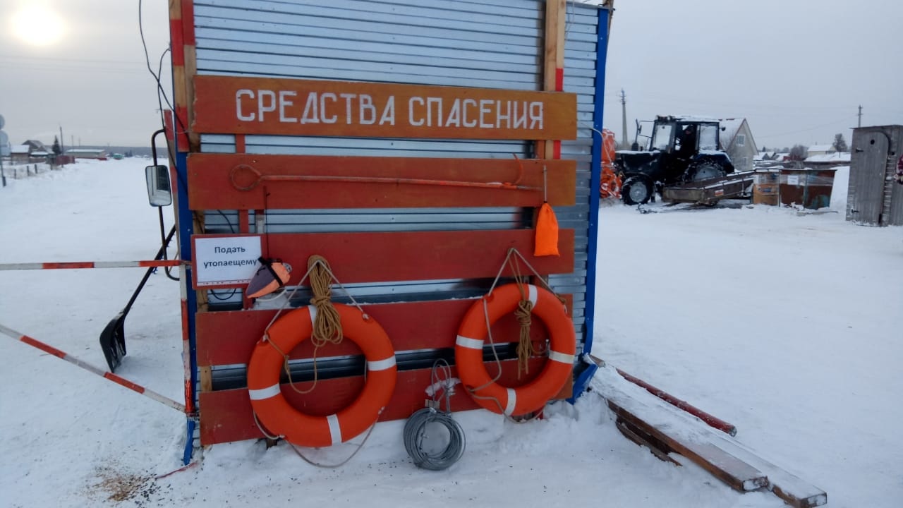 На дороге дежурят 4 человека для оказания первой помощи, если это понадобится На дороге дежурят 4 человека для оказания первой помощи, если это понадобится