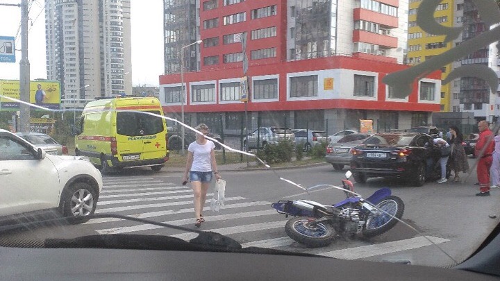 Мотоциклист влетел в иномарку на улице Танковой