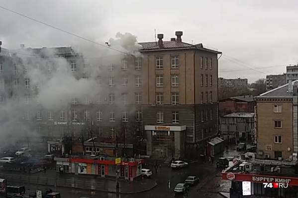 Дым, идущий из-под крыши, переполошил очевидцев Дым, идущий из-под крыши, переполошил очевидцев