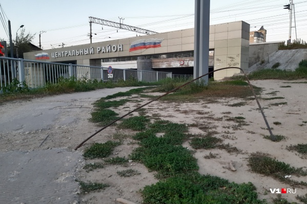Табличку с названием района украшает арматура на дороге Табличку с названием района украшает арматура на дороге 
