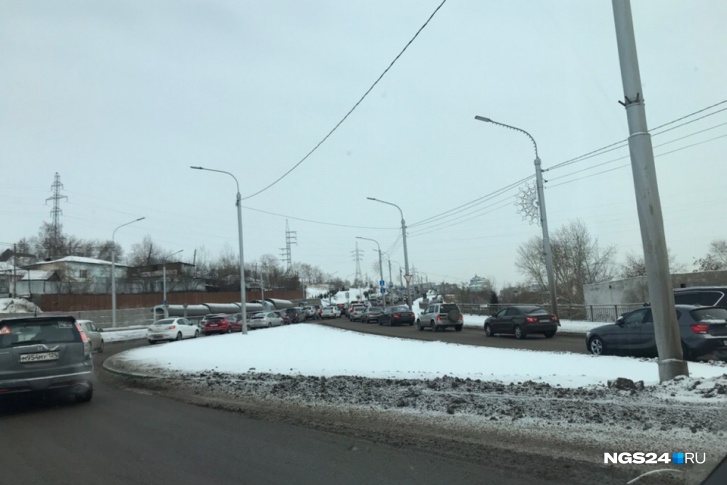 В подобных пробках сегодня застряли красноярцы в центре и решили необычно себя развлечь В подобных пробках сегодня застряли красноярцы в центре и решили необычно себя развлечь