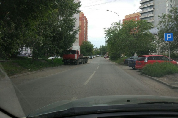 Кривая разметка на улице Пермской на Троллейном жилмассиве Кривая разметка на улице Пермской на Троллейном жилмассиве