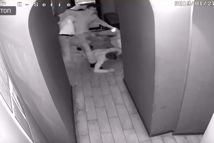 На кадрах видно, что молодого человека повалили на пол и стали бить ногами На кадрах видно, что молодого человека повалили на пол и стали бить ногами