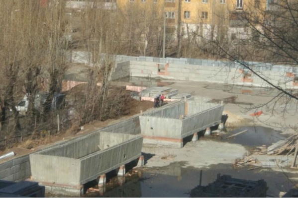 В бетонных «ваннах» дети играют почти каждый день В бетонных «ваннах» дети играют почти каждый день