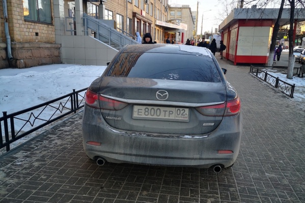 Центр города, тротуар проспекта Ленина, автомобиль с башкирскими номерами... Центр города, тротуар проспекта Ленина, автомобиль с башкирскими номерами...