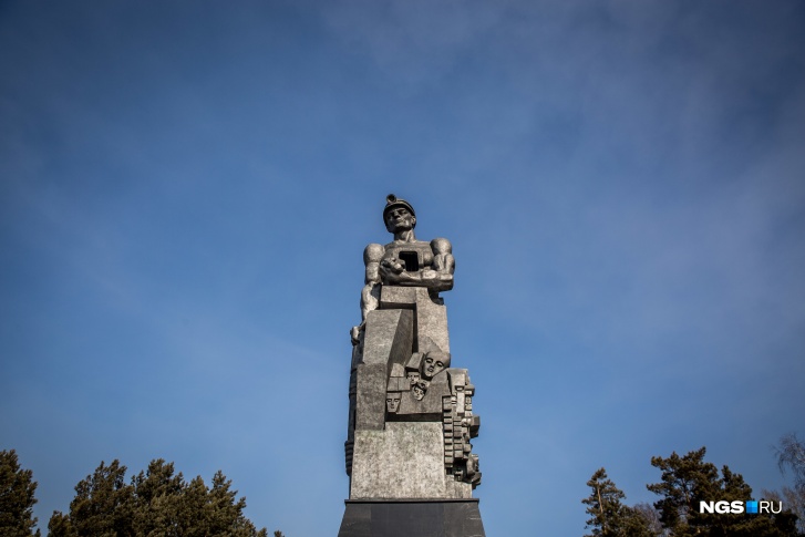 Кемерово. Памятник шахтерам очень точно передает настроение в городе — те же каменные лица, тот же тяжелый взгляд Кемерово. Памятник шахтерам очень точно передает настроение в городе — те же каменные лица, тот же тяжелый взгляд