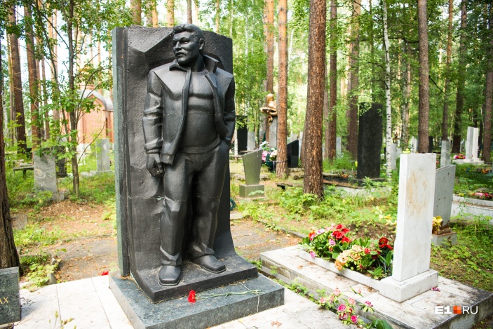 Рядом похоронен его друг, вор в законе Хакимджан Имьяминов по прозвищу Бурма. Его застрелили возле собственного дома в Екатеринбурге Рядом похоронен его друг, вор в законе Хакимджан Имьяминов по прозвищу Бурма. Его застрелили возле собственного дома в Екатеринбурге