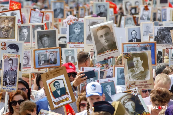 В руках тысяч волгоградцев штендеры с фотографиями сливались в одну большую реку портретов участников войны В руках тысяч волгоградцев штендеры с фотографиями сливались в одну большую реку портретов участников войны