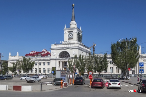На вокзале нет не только информационных табло об экскурсиях, но и остановок На вокзале нет не только информационных табло об экскурсиях, но и остановок