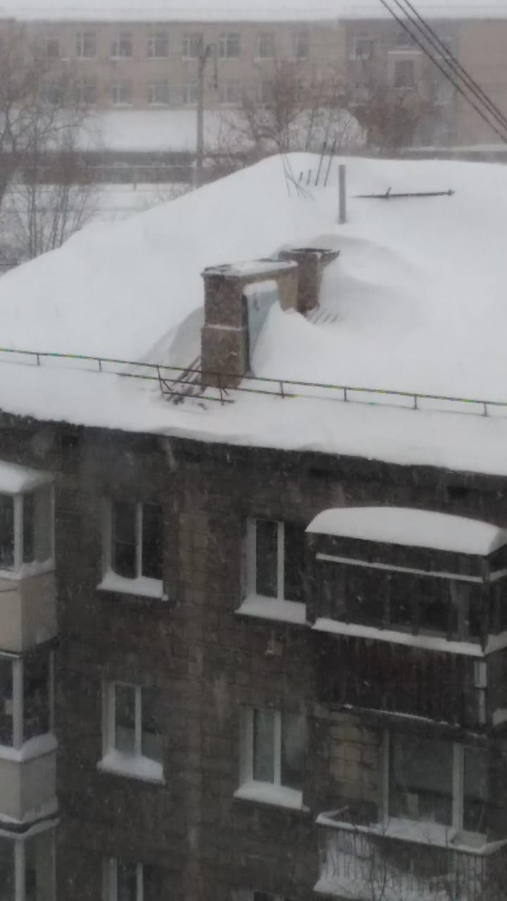 Из-за метелей на крыше дома выросла снежная шапка Из-за метелей на крыше дома выросла снежная шапка 