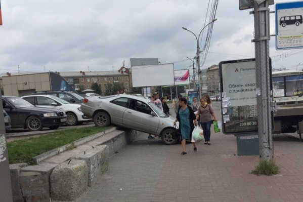 «Тойота» упала с парковки и упёрлась в тротуар «Тойота» упала с парковки и упёрлась в тротуар