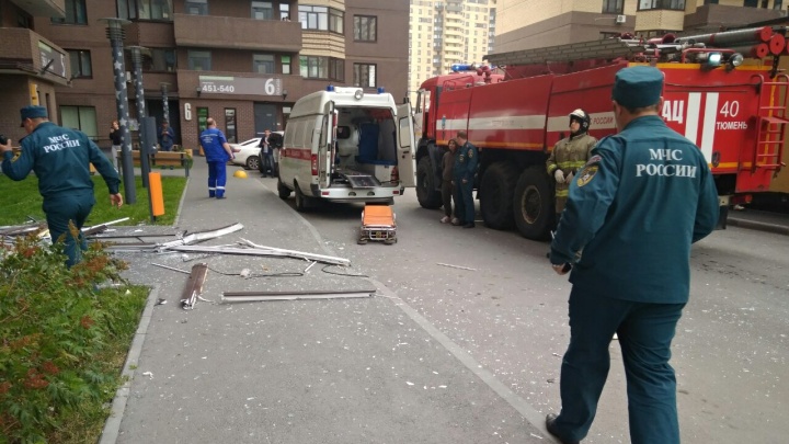 Был громкий хлопок и звук битого стекла: спасатели озвучили причину взрыва в тюменской многоэтажке