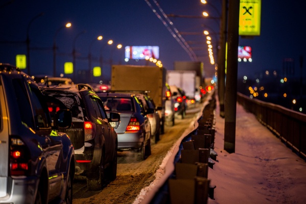 Заторы возникли на Коммунальном и Винаповском мостах, а также при въезде на Димитровский мост Заторы возникли на Коммунальном и Винаповском мостах, а также при въезде на Димитровский мост