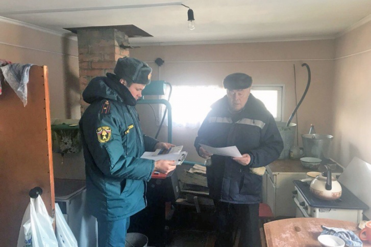 Жителям раздают памятки, что делать в морозы, чтобы избежать пожара Жителям раздают памятки, что делать в морозы, чтобы избежать пожара