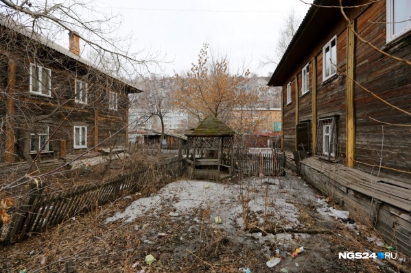 В доме не было окон, входной двери и крыши В доме не было окон, входной двери и крыши