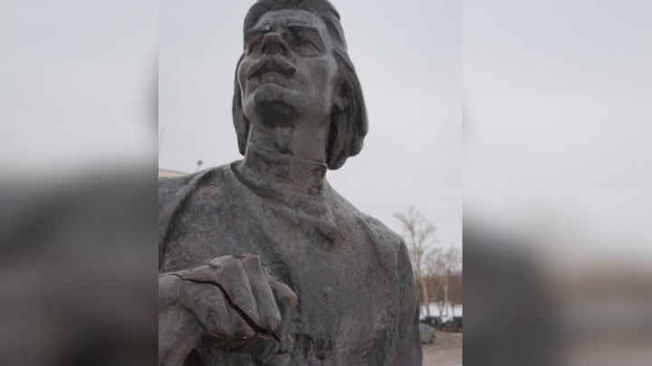 Нижегородская мэрия взяла бесхозный памятник Горькому на набережной Федоровского под свою опеку