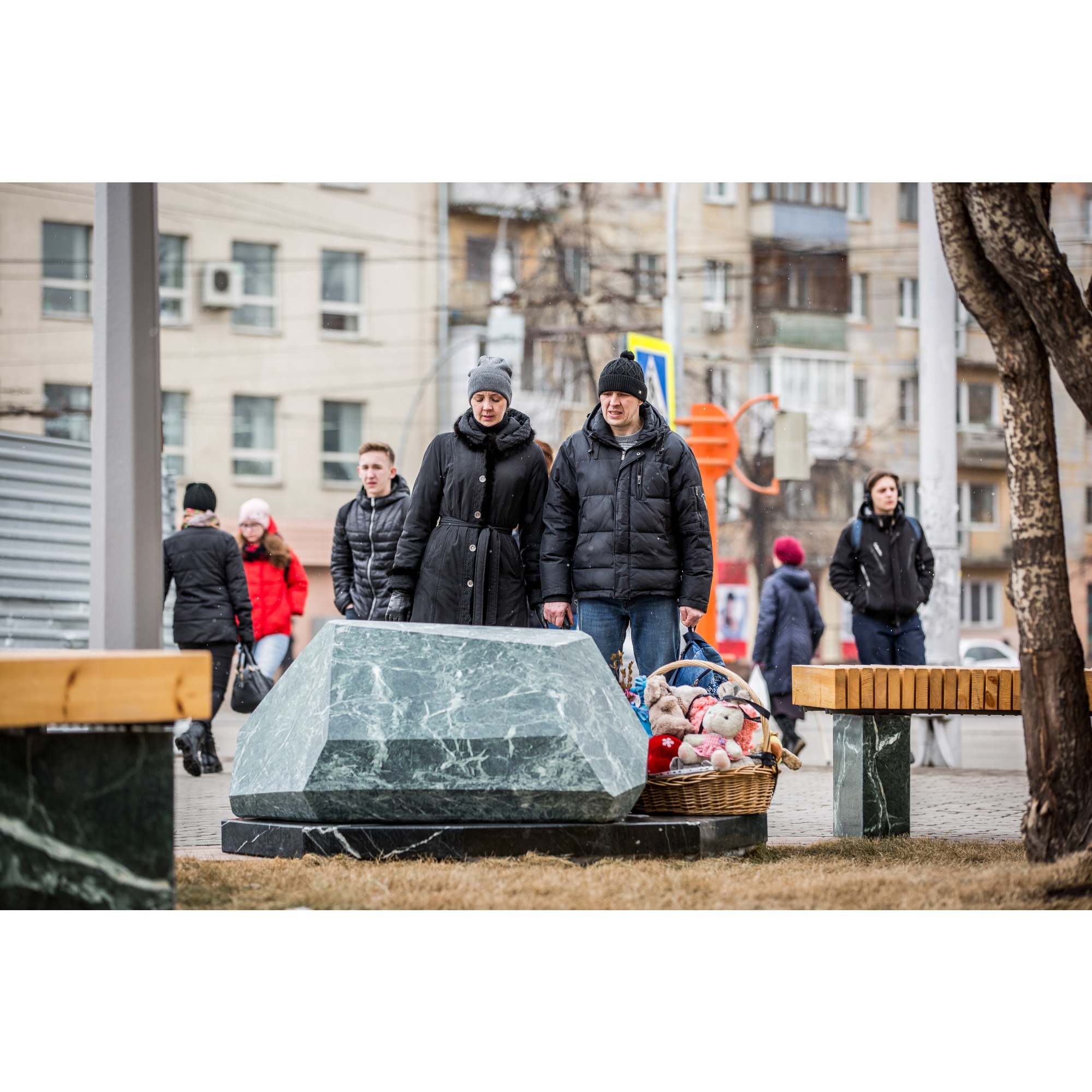 На месте, где после трагедии люди оставляли игрушки и цветы, сейчас лежит камень На месте, где после трагедии люди оставляли игрушки и цветы, сейчас лежит камень