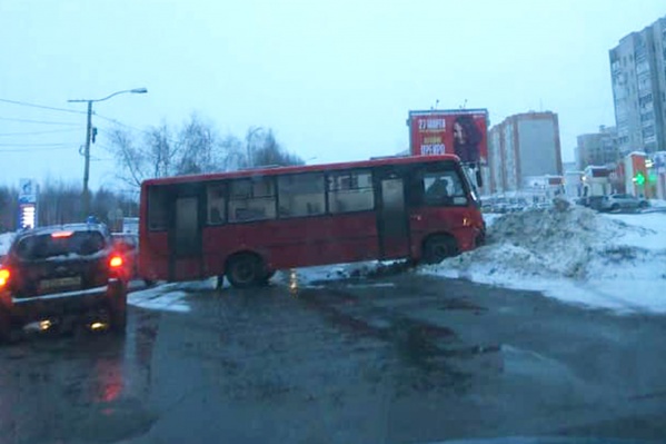 Автобус занесло на дороге Автобус занесло на дороге