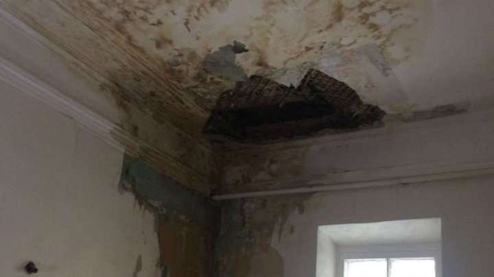 Потолок все-таки рухнул: жительницу 170-летней казармы в Уфе переселят