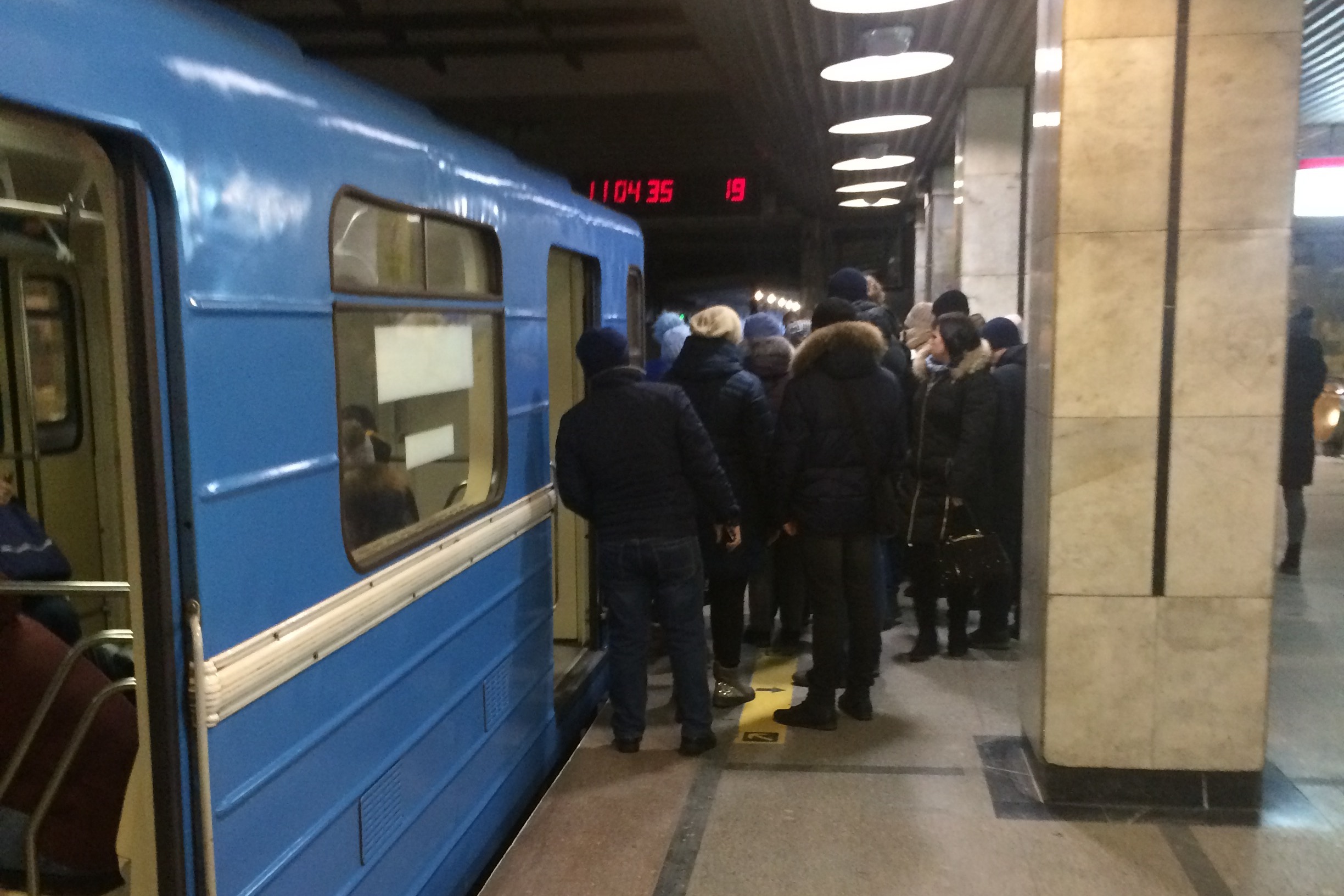 Остановился поезд. Новосибирский метрополитен поезда. Поезда в Новосибирском метро.