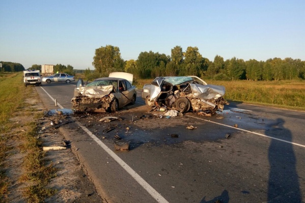Обе машины сильно пострадали в аварии Обе машины сильно пострадали в аварии