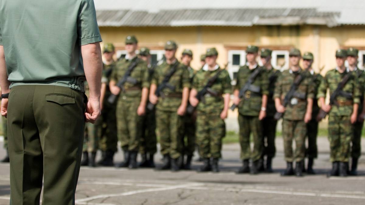 <b class="_">2. В словаре военного жаргона есть выражение «давить на массу». Солдаты «давят» прямо в казармах, а в жилищных войсках для этого предусмотрена отдельная комната. Какая?</b>