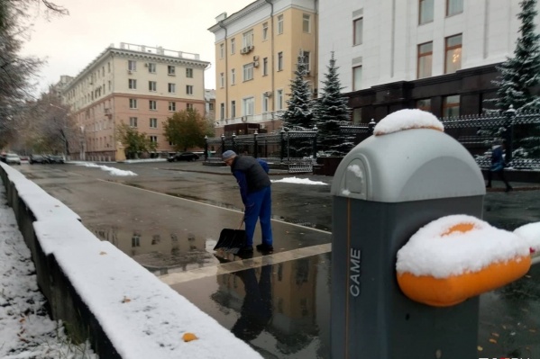 Обещание мэра о таянии снега выполняется прямо на глазах Обещание мэра о таянии снега выполняется прямо на глазах