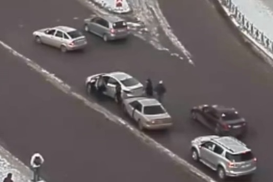 В Красноярске водители не поделили дорогу и устроили драку прямо на оживленной дороге. 