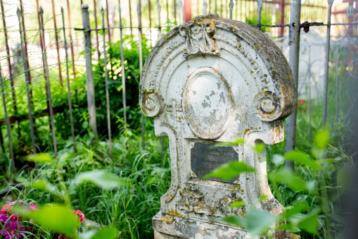На кладбище можно встретить самые ранние захоронения — рубежа XVIII–XIX веков
