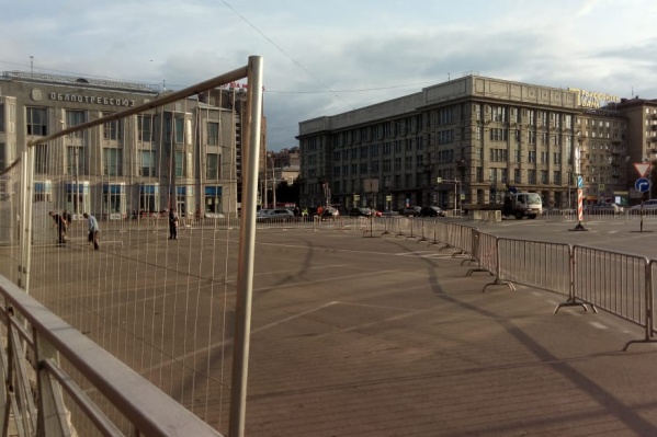 Забор установили напротив здания Центрального банка Забор установили напротив здания Центрального банка