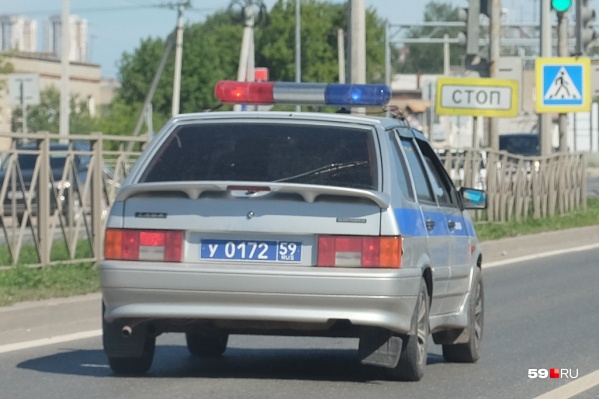 Автоинспекторы выясняют обстоятельства Автоинспекторы выясняют обстоятельства