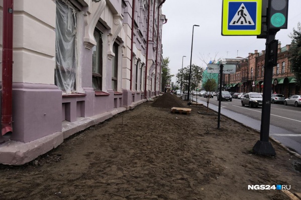 Пока брусчатку не уложат, пешеходам придется потерпеть неудобства Пока брусчатку не уложат, пешеходам придется потерпеть неудобства 