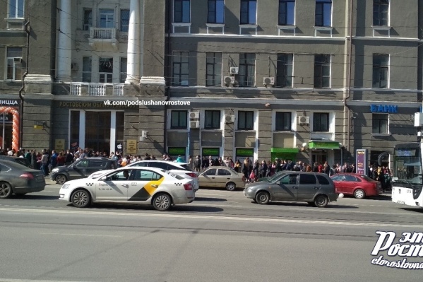 Огромная очередь выстроилась в центре города Огромная очередь выстроилась в центре города
